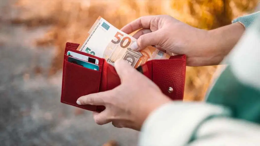 Νωρίτερα θα πληρωθούν οι συντάξεις Οκτωβρίου – Δείτε αναλυτικά τις ημερομηνίες (BINTEO)
