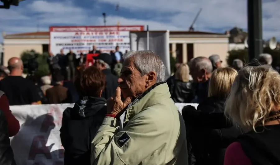 Μεγάλη ανάσα για συνταξιούχους-απόστρατους: Ποιοι γλιτώνουν οριστικά την ΕΑΣ από το 2026 – Όλα τα ποσά και τα κλειδιά της αλλαγής
