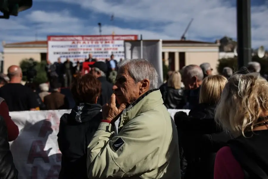 Μεγάλη ανάσα για συνταξιούχους-απόστρατους: Ποιοι γλιτώνουν οριστικά την ΕΑΣ από το 2026 – Όλα τα ποσά και τα κλειδιά της αλλαγής