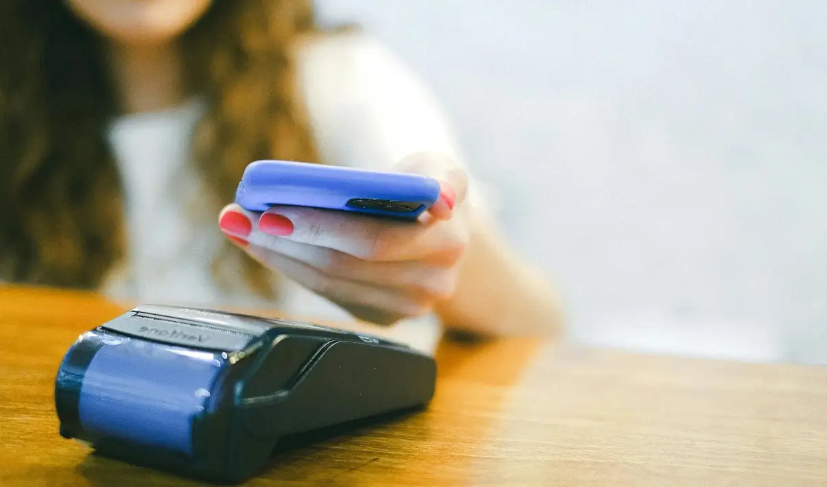 Οι τράπεζες μετατρέπουν τις χρεωστικές κάρτες σε ψηφιακές – Το τέλος του πλαστικού